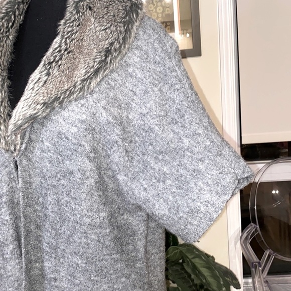 Chicos short kimono style sweater faux fur shawl collar + hook fastener 🩶 - Picture 6 of 8
